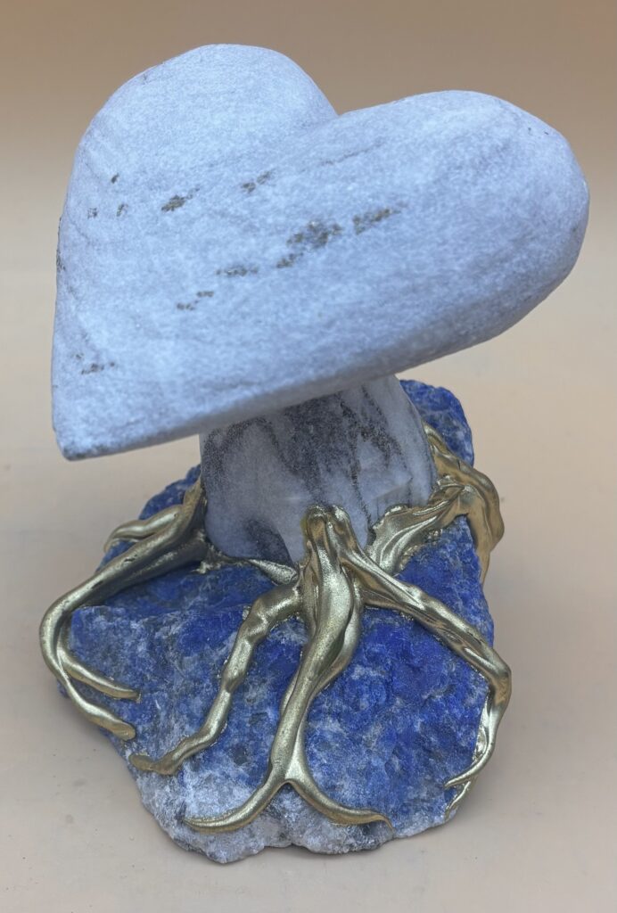 Goldmarmorherz auf Lapislazuli