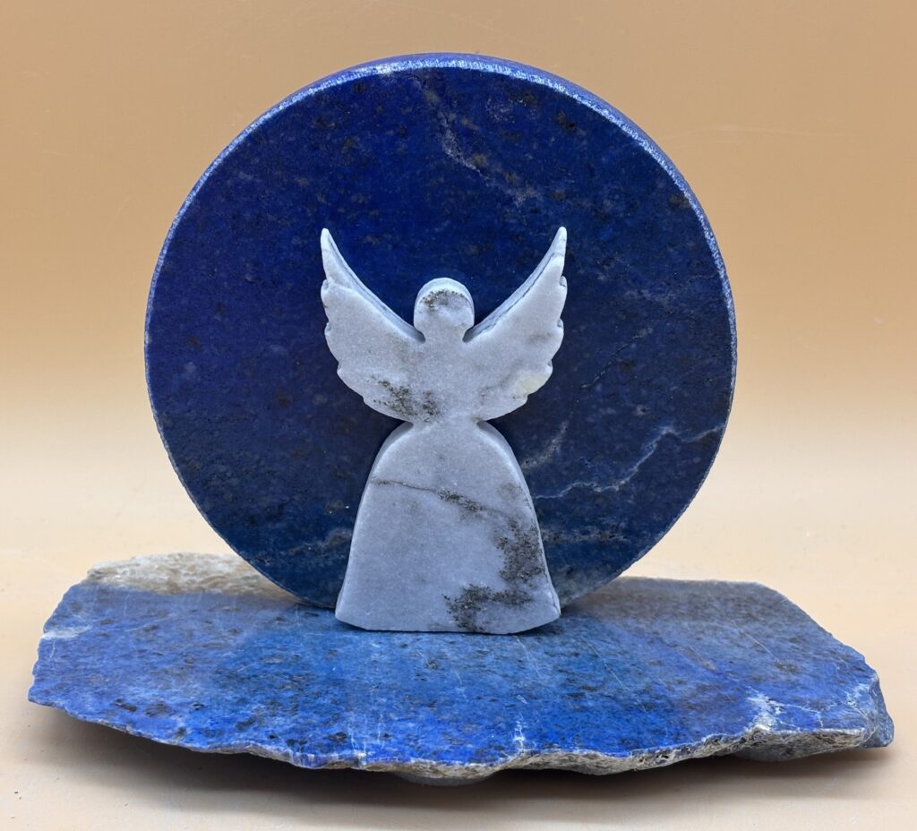 Goldmarmor Engel auf Lapislazuli