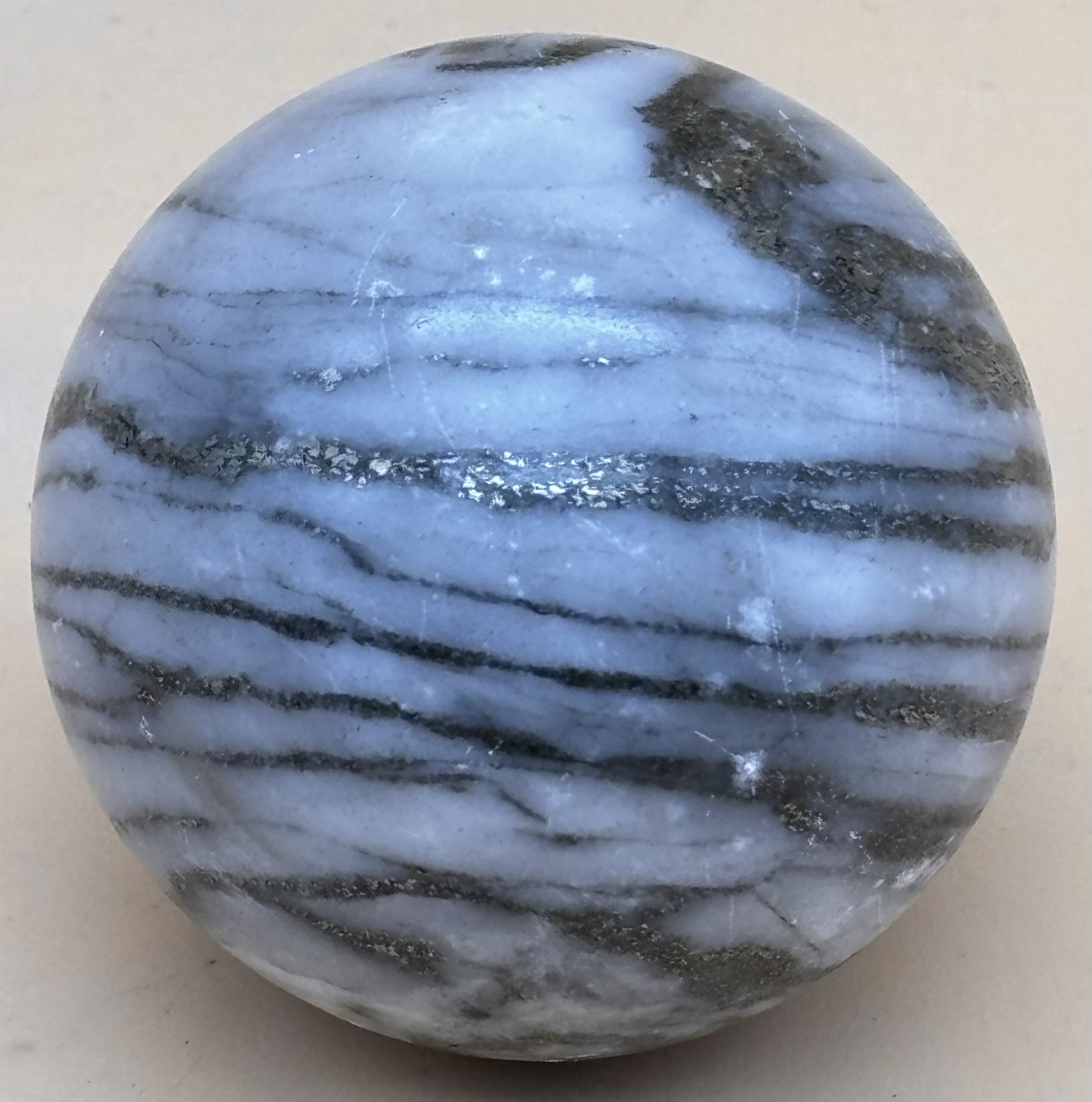 Walliser Goldmarmor Kugel – Bild 2