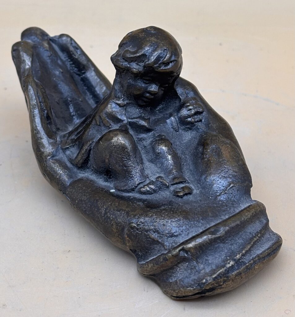 Bronze "in schützender Hand"