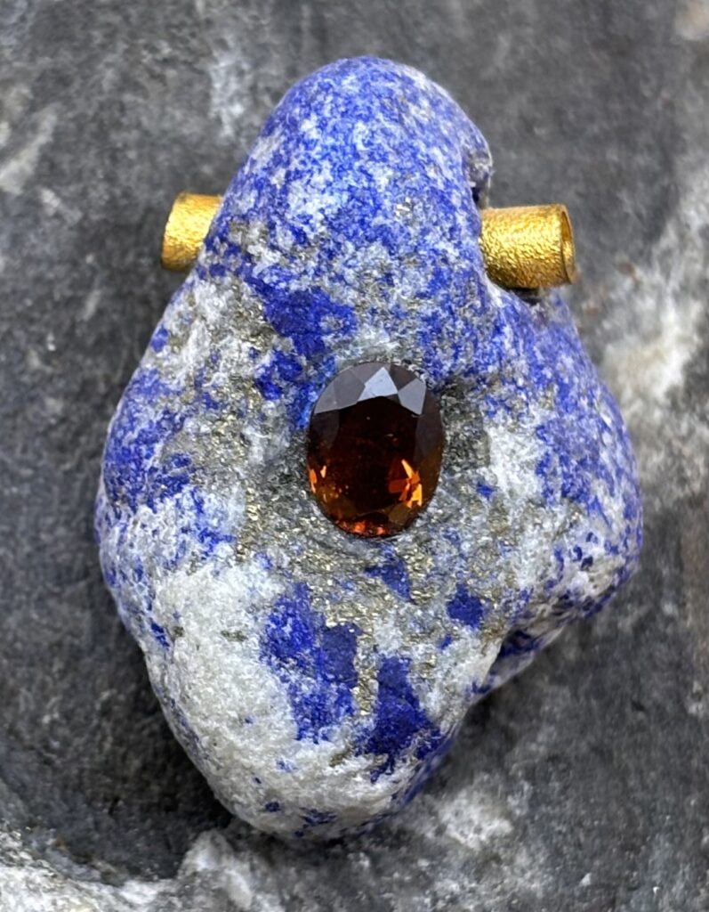 Lapislazuli Anhänger "Rotauge"